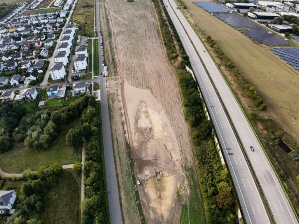 Gestaltungsfortschritt aus der Vogelperspektive: Unten im Bild sind die Arbeiten am zukünftigen Feuchtbiotop zu erahnen.